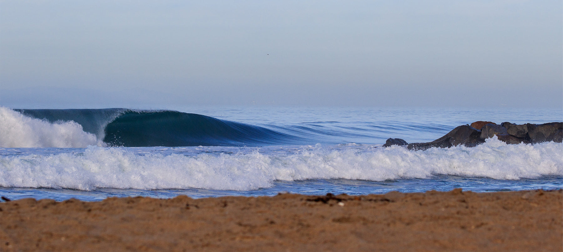 SURFING IN NEWPORT BEACH: THE ULTIMATE BOARD SHORTS AND T-SHIRT VIBE