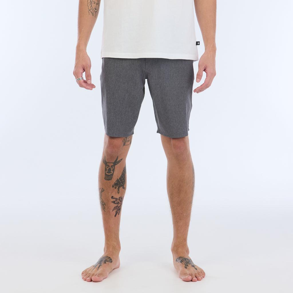 The Carter Hybrid features a 19” length in a classic walkshort silhouette in a waterproof fabric. The base color of the short is a heathered gray. The short also features belt loops, a zipper and button closure, two side pockets and two back pockets, and the signature smaller IPD flag label on the lower left leg.