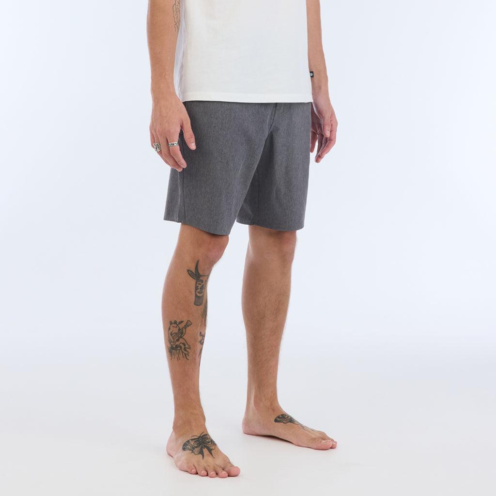 The Carter Hybrid features a 19” length in a classic walkshort silhouette in a waterproof fabric. The base color of the short is a heathered gray. The short also features belt loops, a zipper and button closure, two side pockets and two back pockets, and the signature smaller IPD flag label on the lower left leg.