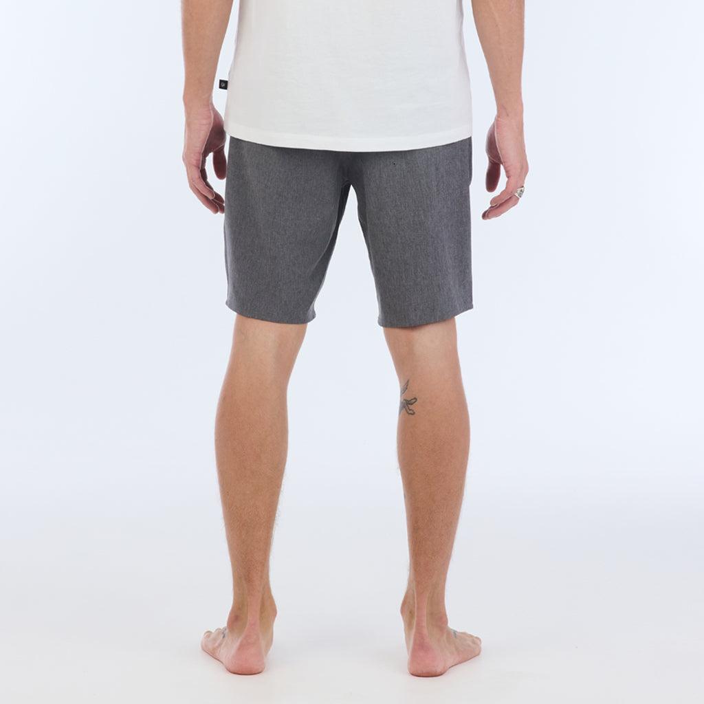 The Carter Hybrid features a 19” length in a classic walkshort silhouette in a waterproof fabric. The base color of the short is a heathered gray. The short also features belt loops, a zipper and button closure, two side pockets and two back pockets, and the signature smaller IPD flag label on the lower left leg.
